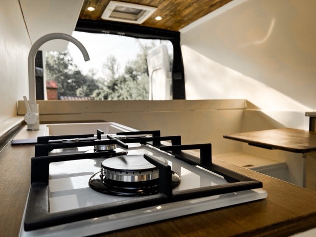 Piano cottura a induzione e cucina di una van build