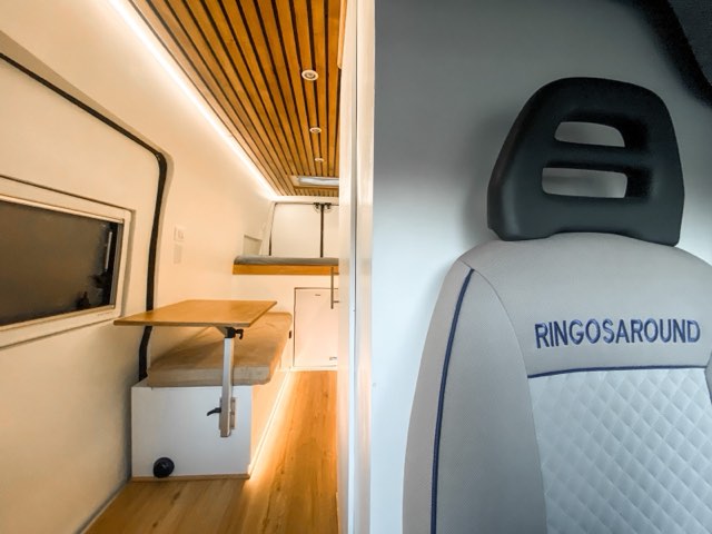 Interni in legno con dinette di un van RINGOSAROUND